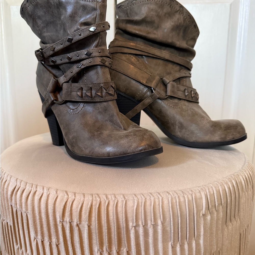 Stylish Women's Ankle Boots in Brown